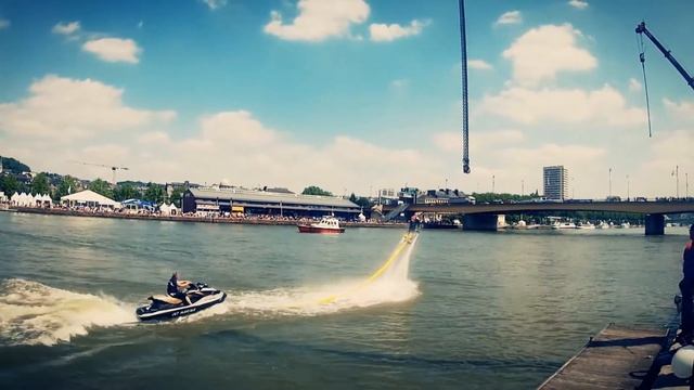 Flyboard | Jetovator, moto qui vole sur l'eau (Grande pagaille Armada 2013 Rouen) смотреть онлайн