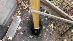 Установка деревянных столбов под забор.