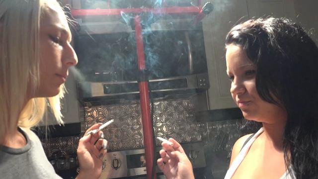 2 девушки курят только носом пуская дым смотреть онлайн