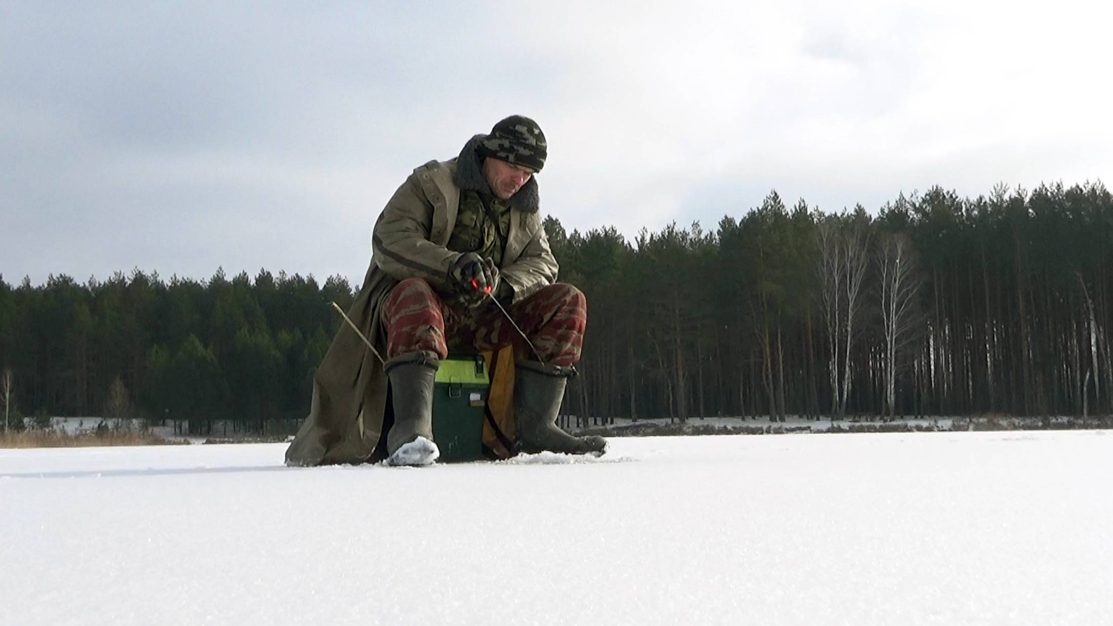 Рыбалка на безмотылку в глухозимье, на озере где много рыбы, но не лёгком для рыбаков смотреть онлайн