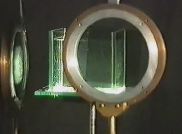 Физика. Опыты. Физическая оптика. Поляризация. Поляризация рассеянного излучения смотреть онлайн