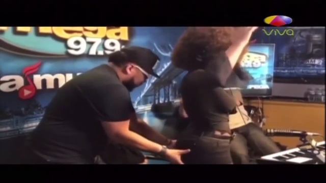 Amara La Negra Se Deja Tocar Para Demostrar Que Todo Es Natural смотреть онлайн
