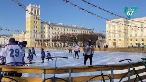 На открытом катке в центре Смоленска прошел хоккейный матч между детьми и родителями