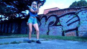 Девчонка отжигает круто тверк под песню Бьянки-alle tanzen