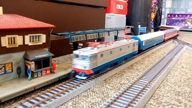 Amintiri Feroviare Models製HOゲージ：CFR（ルーマニア鉄道）060-EA-009電気機関車のデビュー走行 смотреть онлайн
