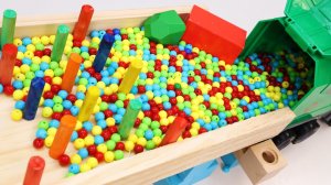 Играем в разноцветные шарики скатываем по лабиринту в большой грузовик, детям развивающая игра