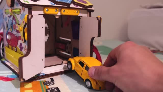 Желтая машинка заезжает в гараж