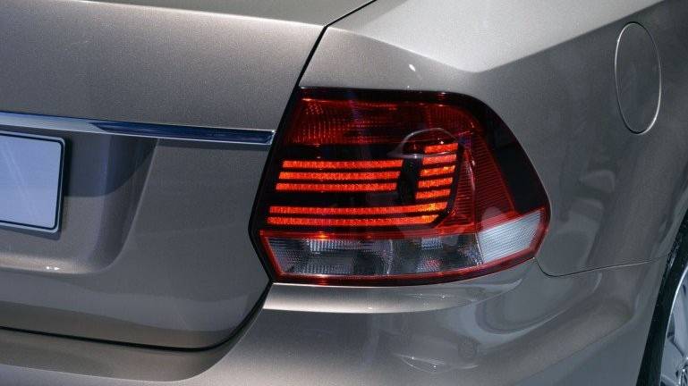 Как снять фонарь Фольксваген Поло Volkswagen Polo V 5. смотреть онлайн