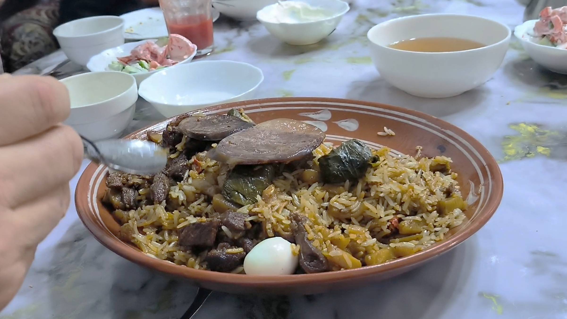 Лайфхак, если много масла на примере чайханского плов в ACHCHIQ OSH у Ботир ака 🌶🥄 смотреть онлайн