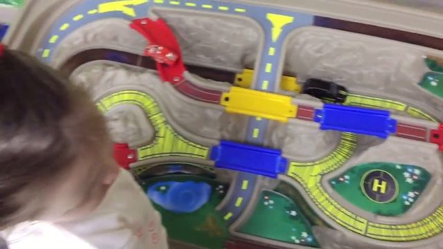 Детский развлекательный центр. Играем с машинками. Видео для детей. смотреть онлайн