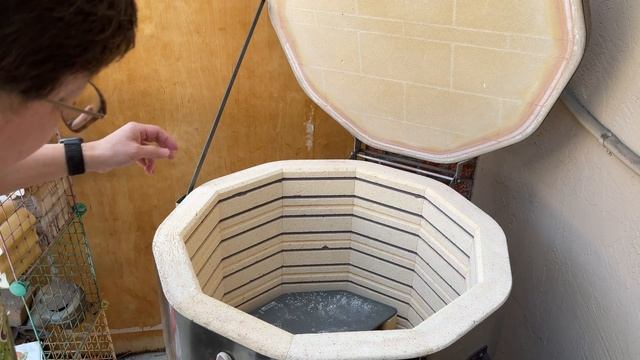 609. Unload a Glaze Fired Kiln (Work Demo In the Previous Video) with Hsin-Chuen Lin 林新春 電窯釉燒作品開箱分享 смотреть онлайн