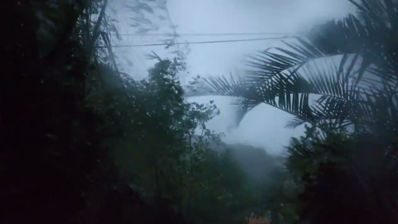 Tempestade Terrível, Ventos Com Força De Furacão, Quebrando Casas, Linhas De Energia E árvores.