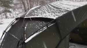 Снежный одиночный кемпинг, уютная теплая палатка на ночь, зимний поход в горы