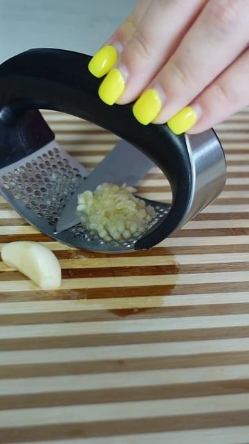 Чеснокодавилка (пресс для чеснока) 10.6х5х7 см н/сталь и пластик Winco