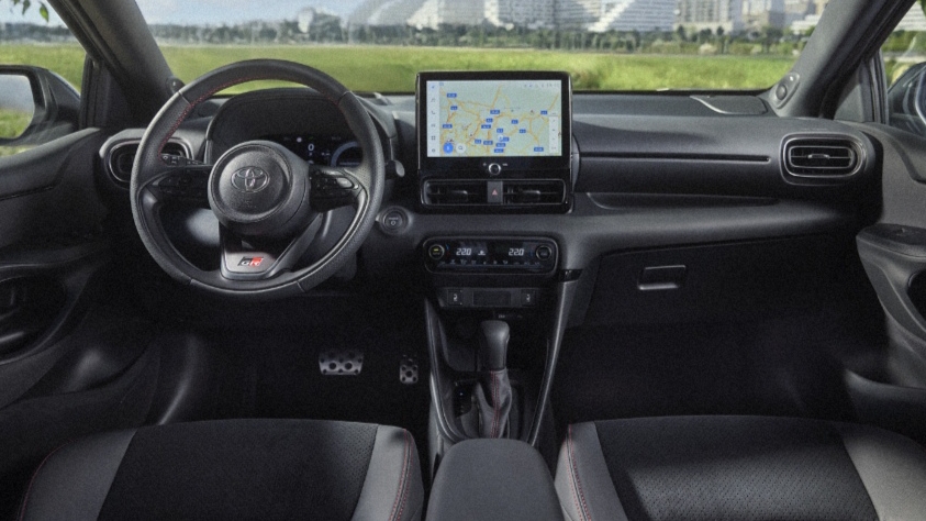 Новая Тойота Ярис 2025 года. смотреть онлайн