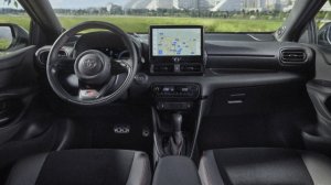 Новая Тойота Ярис 2025 года.