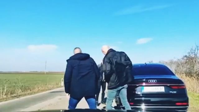 Очередная попытка убийства глобалистами. У машины президента Сербии Александра Вучича колесо... смотреть онлайн