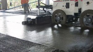 Бетоноукладчик S-840 Laser Screed Somero в работе по профлисту