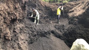 Строительство, шахтёры помогают друг другу копать песок