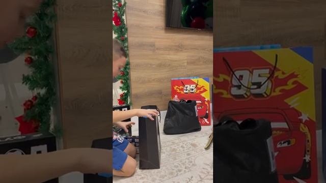 АмирСенсей на свой День рождения разбирает подарки)