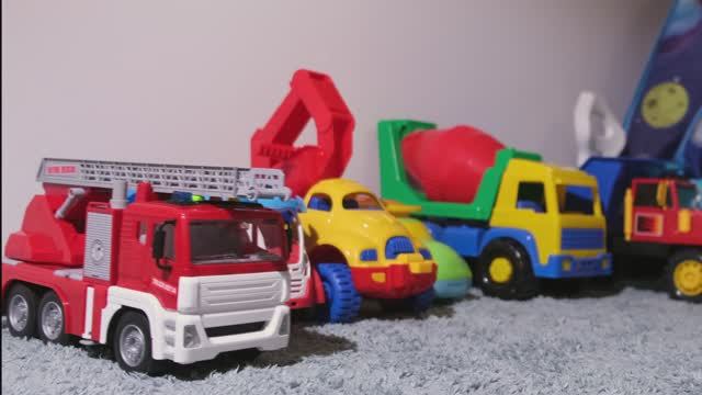 Строительные машинки выезжают со стоянки