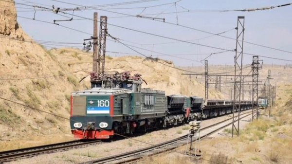 Почему и зачем на электровозе при движении опускают токоприемник?