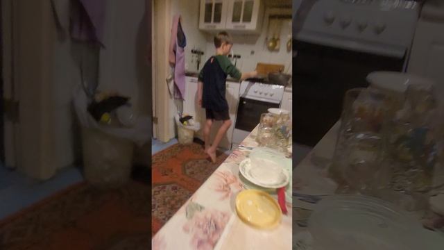 Кирилл готовит гренки для Серёжи смотреть онлайн