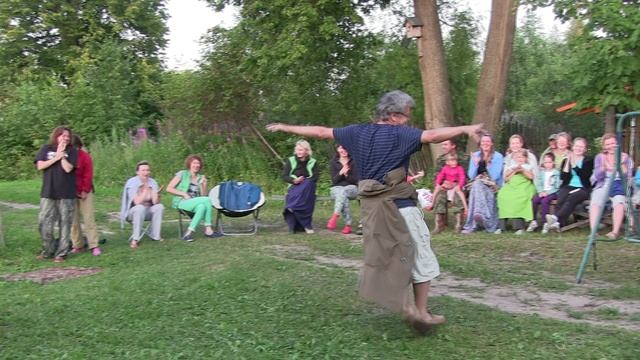 Танец маленьких лебедей-бурлаков на Волге в окрестностях Севостьяноно