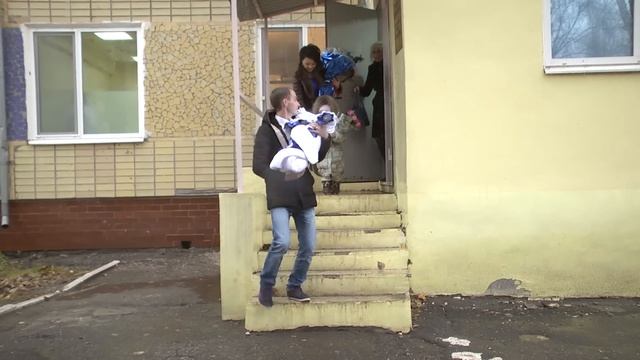 Выписка Лиона из роддома смотреть онлайн