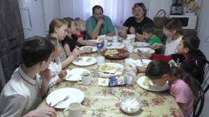 мукбанг пельмени Ярик и Ренат дома