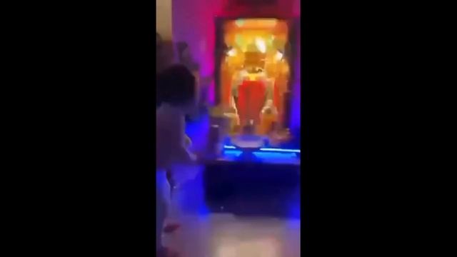 LISA Tới Bàn Thờ Ông ĐỊA Là Lạy Ạ Lia Chia Còn LEON Thì Đứng Cạnh Ngắt Hoa Bẻ Cây[Hồ Ngọc Hà Kim Lý смотреть онлайн