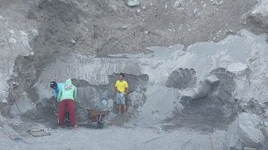 Строительство, шахтёры фильтруют песок