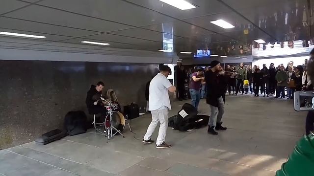 Уличные музыканты на Арбате. #MULERMANBAND смотреть онлайн