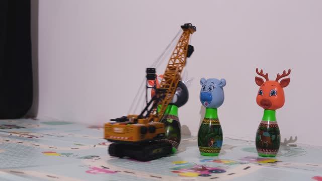 строительные машины врезаются в кегли как в боулинге