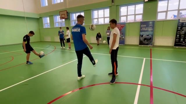 Сальников и Гончаров провели Урок футбола в сургутском лицее Хисматулина смотреть онлайн