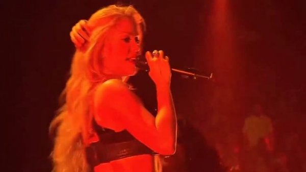 Shakira - Loca (Live From Paris)