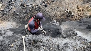 Строительство, шахтёры копают песчаный утёс