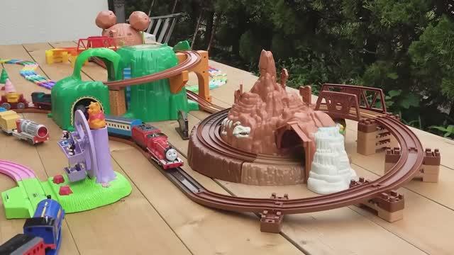 Паровозик Томас☆ Disney Train - Большая гора ☆ Красочный маршрут со станцией и колесом обозрения смотреть онлайн