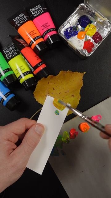 Matching the Color of a Leaf With Fluorescent Paints смотреть онлайн