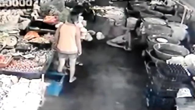 Ущипнул за задницу и отхватил за это смотреть онлайн