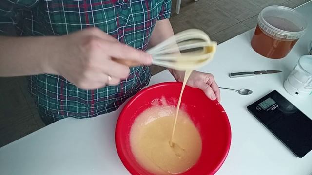 Наводим чистоту с Сергеем, каждый у себя/ Испекла Медовый торт, имеется повод/ смотреть онлайн