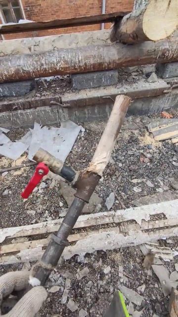 Строители сломали стояк Ц.О на чердаке смотреть онлайн