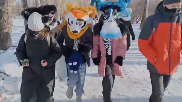 ФУРРИ ПРОГУЛКА В ЛЕСУ __ Фурри Сходка В Екатеринбурге __ Furry гуляют по лесопарку смотреть онлайн