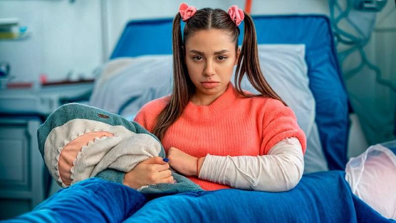 СЛОАМАЛИ МЛАДШЕЙ СЕСТРЕ РУКУ! Kukla Loli.