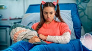 СЛОАМАЛИ МЛАДШЕЙ СЕСТРЕ РУКУ! Kukla Loli.