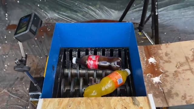 Разбивание стеклянных бутылок и попадание арбуза в измельчитель смотреть онлайн