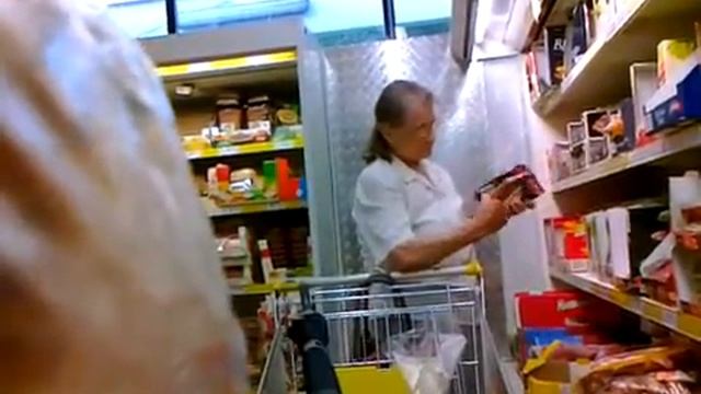 WTF! Woman looking for bad vibes in the SUPERMARKET! hidden camera смотреть онлайн
