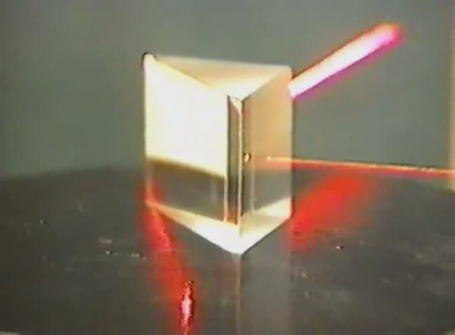 Физика. Опыты. Физическая оптика. Полное внутреннее отражение. Призма ПВО смотреть онлайн