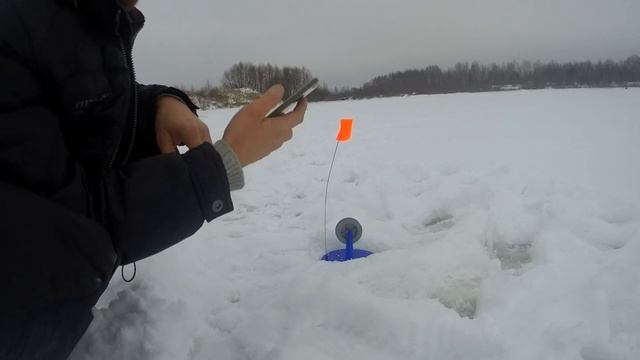 Один на рыбалке. налим на жерлицу смотреть онлайн