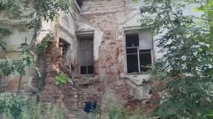 Усадьба Аполье. Теплая церковь стала школой и теперь заброшена. Смоленская область.